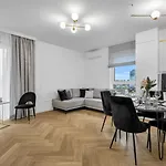 61m2 Wlochy - Parking, Gym, Balcony, Workspace - By Rentujemy Apartment