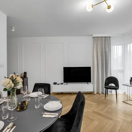 61m2 Wlochy - Parking, Gym, Balcony, Workspace - By Rentujemy Apartamento *