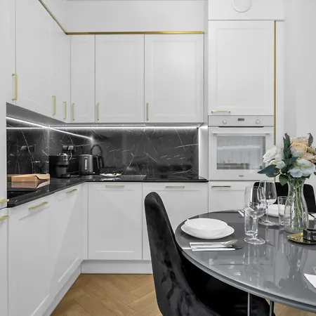 61m2 Wlochy - Parking, Gym, Balcony, Workspace - By Rentujemy Apartamento *