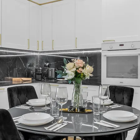 61m2 Wlochy - Parking, Gym, Balcony, Workspace - By Rentujemy Apartamento Varsovia