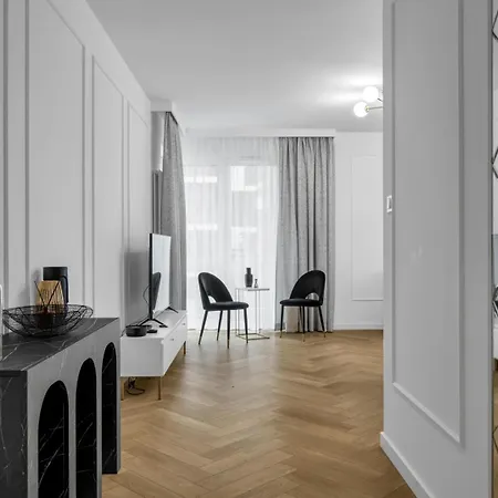 Apartamento 61m2 Wlochy - Parking, Gym, Balcony, Workspace - By Rentujemy