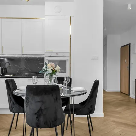 Apartmán 61m2 Wlochy - Parking, Gym, Balcony, Workspace - By Rentujemy Varšava