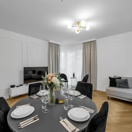 Apartmán 61m2 Wlochy - Parking, Gym, Balcony, Workspace - By Rentujemy Varšava