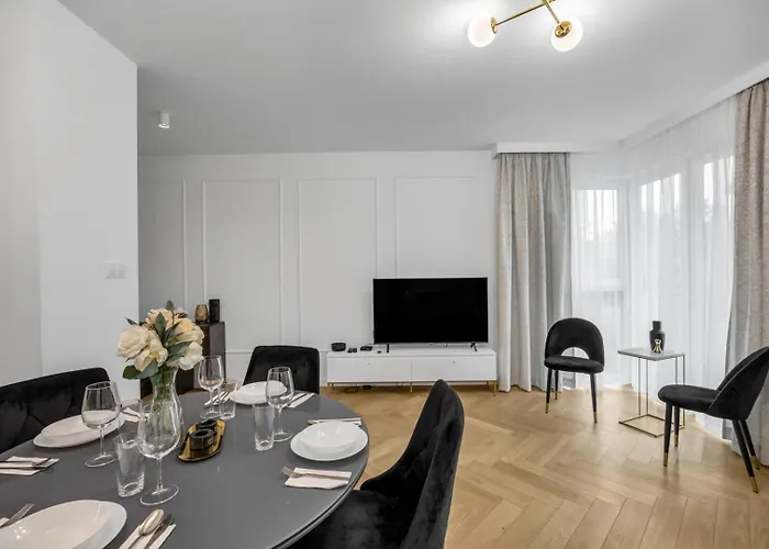 61m2 Wlochy - Parking, Gym, Balcony, Workspace - By Rentujemy Apartamento *