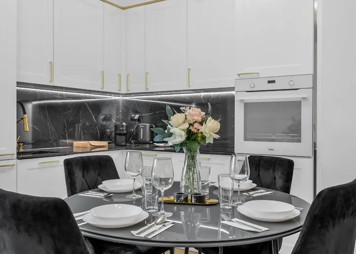 61m2 Wlochy - Parking, Gym, Balcony, Workspace - By Rentujemy Apartamento Varsóvia