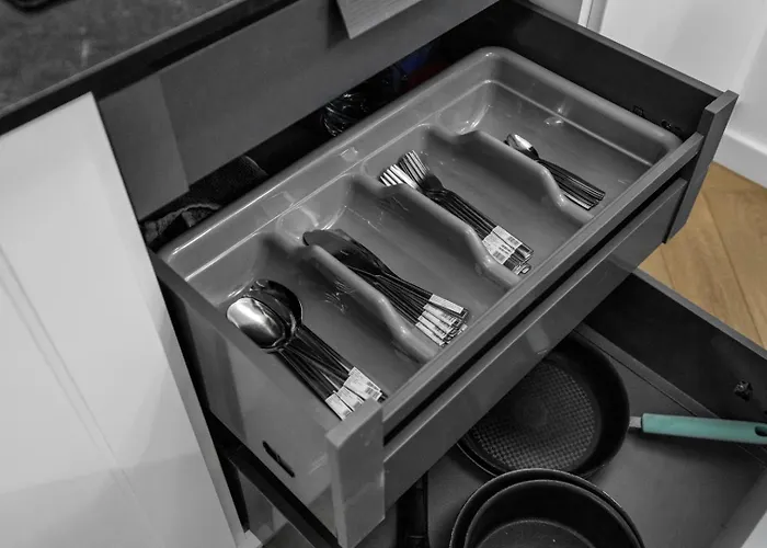 61m2 Wlochy - Parking, Gym, Balcony, Workspace - By Rentujemy Varsóvia