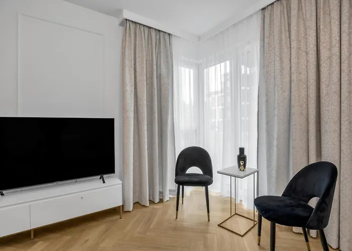 61m2 Wlochy - Parking, Gym, Balcony, Workspace - By Rentujemy Διαμέρισμα *